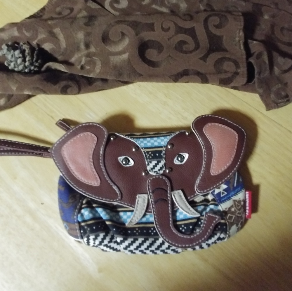 ⭐Elephant wristlet clutch⭐(bundle 2 listing's with a ⭐ for $15.00)